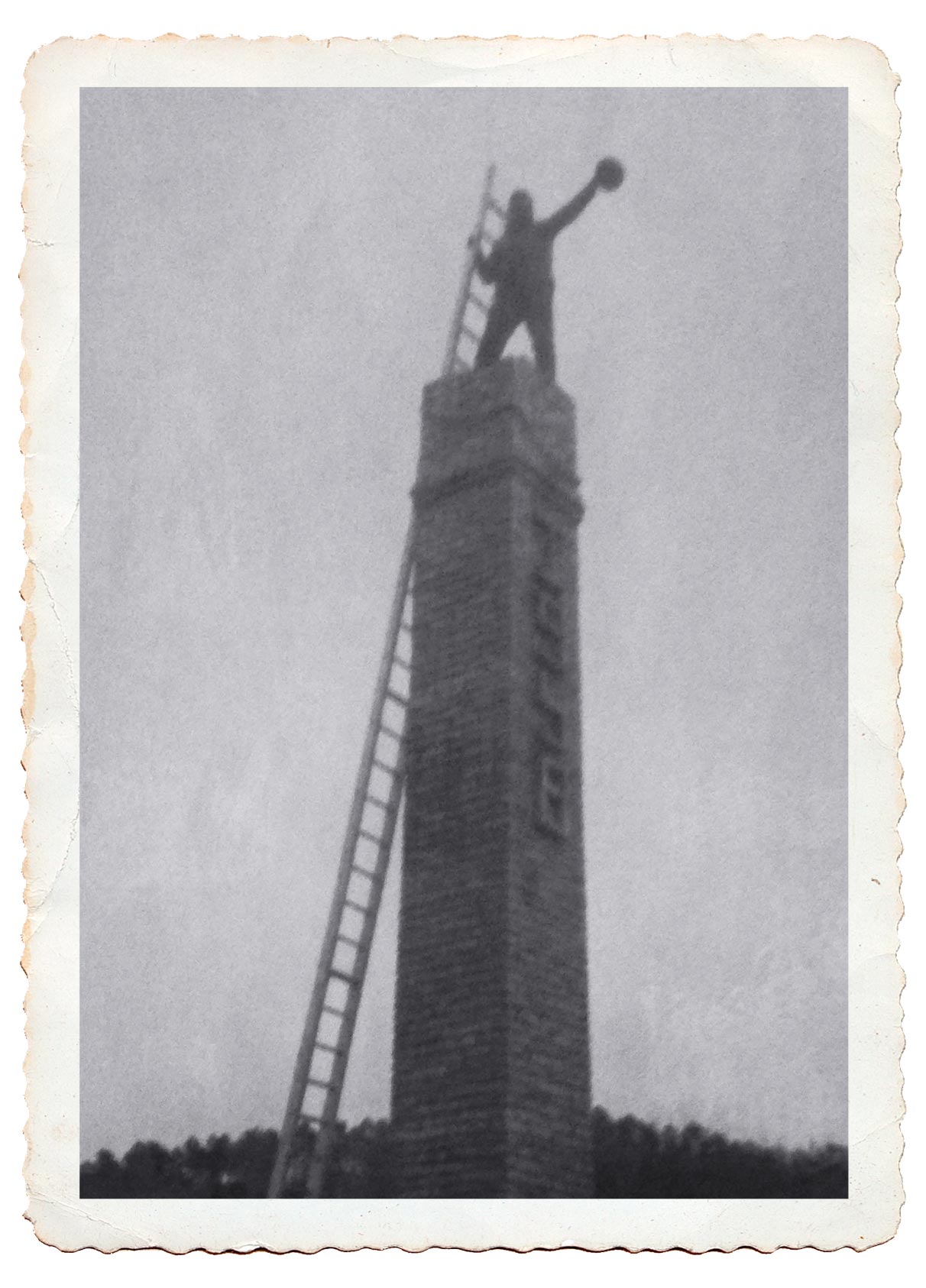 <b>1958 –</b> Cheminée de l’ancien four Hoffmann. <i>Monsieur Ble ancien ouvrier, en haut de la cheminée.