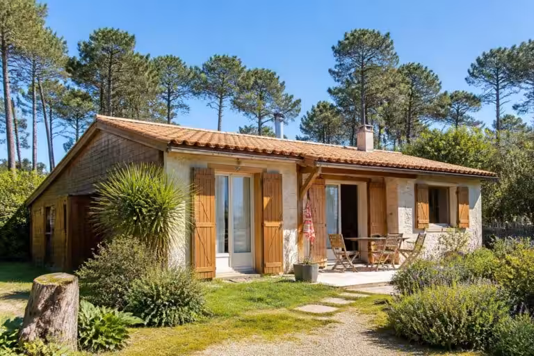 découvrez l'histoire de bastos, propriétaire à lacanau, qui privilégie une maison simple et authentique, loin des villas luxueuses en verre typiques de la côte.