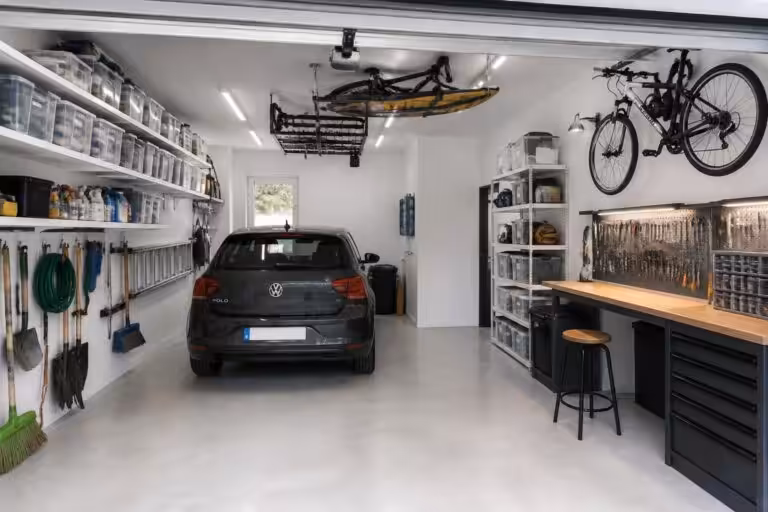 découvrez nos conseils pratiques pour optimiser l'espace de votre garage grâce à un aménagement intelligent et fonctionnel.