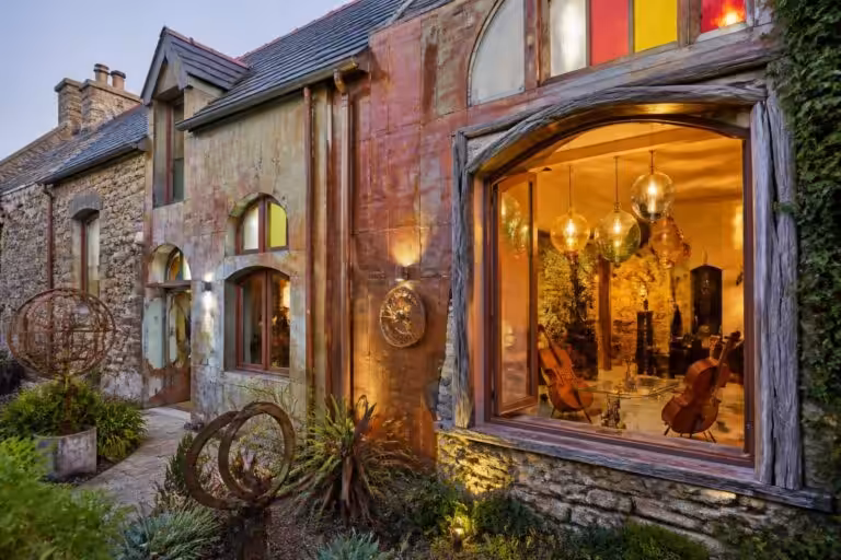 découvrez cette maison exceptionnelle dans le finistère, entièrement rénovée avec des matériaux uniques et meublée de pièces insolites, alliant charme et originalité.