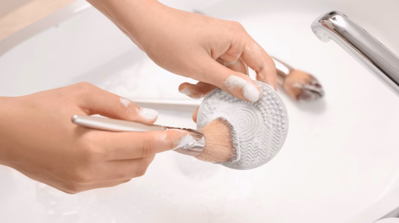 Joint silicone de salle de bain moisi : comment nettoyer ou remplacer