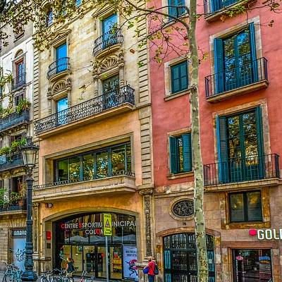 Facade colorée de bâtiment urbain avec boutiques