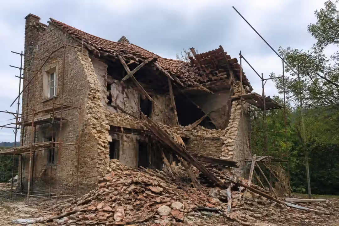 un effondrement spectaculaire de la toiture d'une maison en rénovation à vahl-lès-faulquemont, dans la moselle, suscite l'inquiétude. découvrez les détails de cet incident impressionnant.